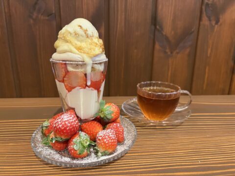 どこよりも早いいちご狩り！摘みたてのいちごを贅沢にたくさん使ったパフェが人気！