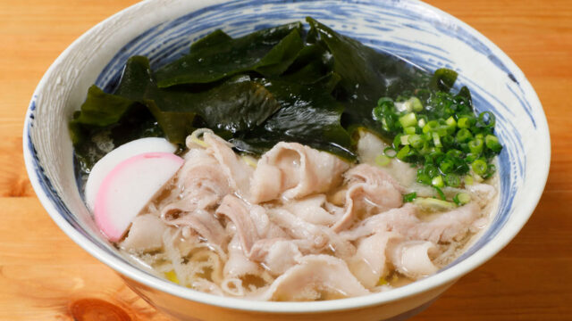 【福岡麺本2022 – vol.11】ダシの風味を活かした 名物“豚肉うどん”　『うどん 繊月(せんげつ)』
