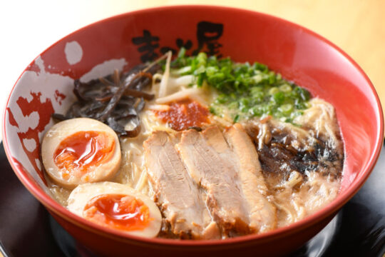 【福岡麺本2022 – vol.11】まろやか＆クリーミー　新感覚の牛骨醤油スープ！『ラーメン　まこと屋　八幡陣原店』
