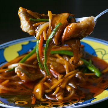 淡白な味わいのマダイを、赤いあんが華やかな味わいに変える「侑久上海」