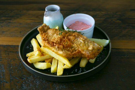 多彩な味変も楽しめる、贅沢なフィッシュ＆チップス「Cafe＆Dining HAPPY HILL」