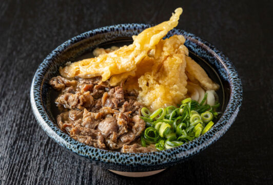 【福岡麺本2022 – vol.11】麺も出汁も総菜も すべて手づくりの極上うどん　『あずみうどん 朝倉店』