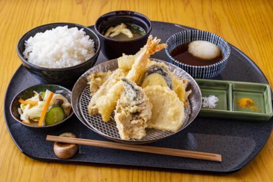 【美味本 Oishinbon 2023】　軽やかな味に心躍る、実力派天ぷらを手軽に　｜　天ぷら なすび