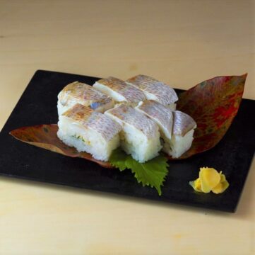 酢締めで際立つマダイの旨味を大葉とゴマが引き立てる「磯ぎよし」