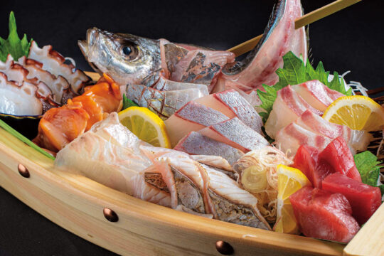【美味本 Oishinbon 2023】全国各地から直送された魚介が自慢の海鮮酒場｜　よか魚でうまかもん！ 博多 萬漁箱