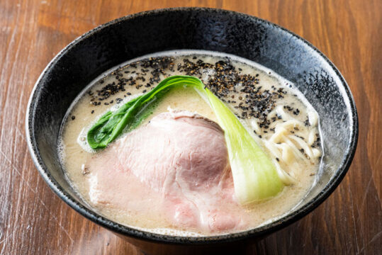 【福岡麺本2022 – vol.11】毎日が研究の日々！うまい一杯を目指し続ける 『ラーメン製作所　FUKUMEN』