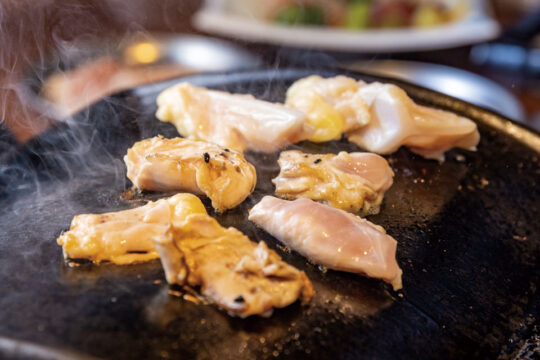 【美味本 Oishinbon 2023】大橋に活気を生む 鶏自慢の大衆酒場！　｜　鶏と瓦 はつかなる