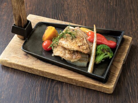【ふくおか地魚バトルⅡ｜第四弾】福間漁港に水揚げされる天然マダイはその弾力と透き通る身が特徴的です「農園野菜と大地の恵み　となりのグリル」