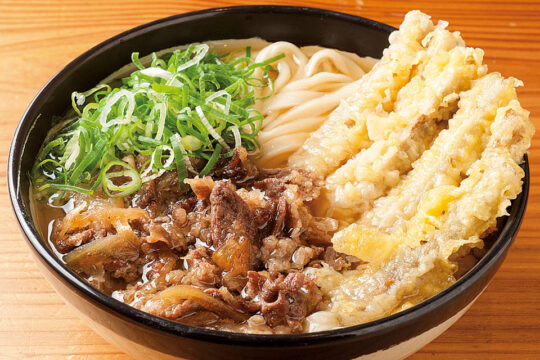 【美味本 Oishinbon 2023】しなやか、モチモチ、平打ち麺と黄金ダシが命　｜ うどん大文字  筑紫野店