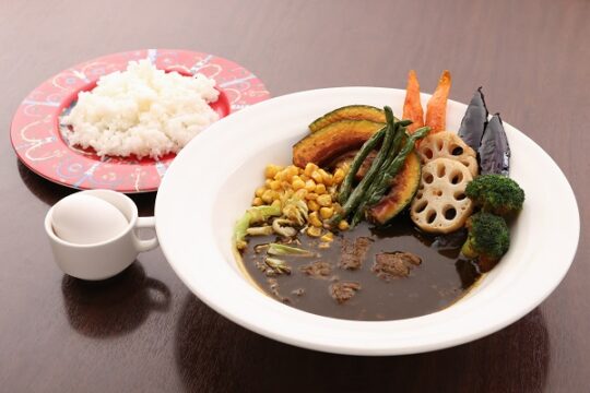 【筑後市】本場北海道オマージュの味を南国風空間で召し上がれ！『ジャングルスープカレー』