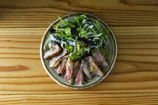 【福岡・期間限定】ネギを主役にしたサラダに、冠地鶏が花を添える『炭 かこヰ』【大分県産品メニューフェア2023@Fukuoka】