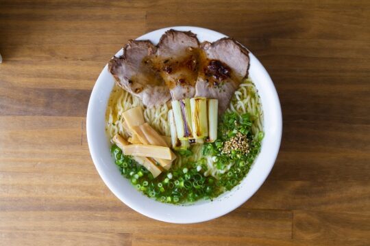 【福岡・期間限定】『大分白ねぎ』と塩スープによる味の共演！『吟麦製麺（ぎんむぎせいめん）』【大分県産品メニューフェア2023@Fukuoka】