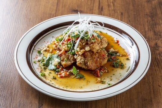【大分・期間限定】鶏肉の旨味をネギたっぷりの油淋ソースが引き立てる『BURTON（バートン） cafe&kitchen』【大分県産品メニューフェア2023@Oita】