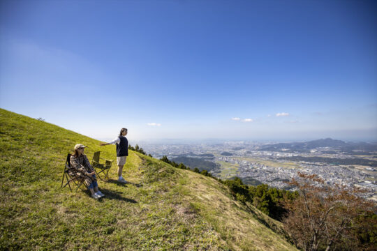 【チェアリングでくつろぐかすや vol.4】緑萌える草原から眼下に広がる山里の風景を眺められる人気のフィーリングスポット
