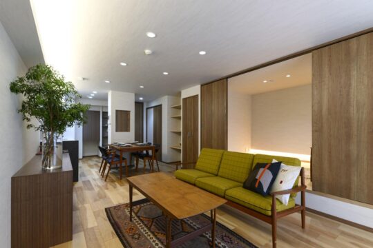 【フクオカリノベ No.10】<br>『DAZAI住空間研究所』 マンション・RENOVATION｜リビング＋和室で団らん 暮らしが広がる造作家具の家