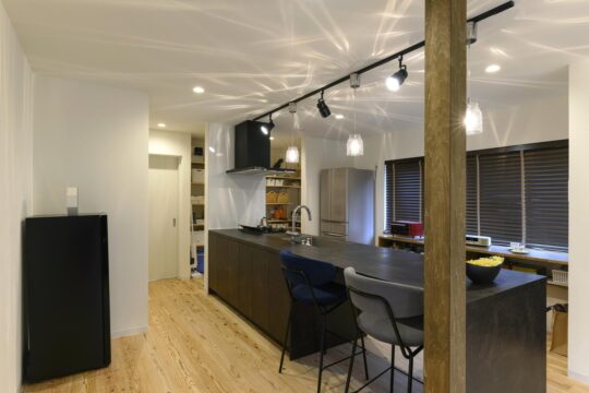 【すてきなリノベのお宅訪問～戸建編】お気に入りのキッチンを主役に 統一感と使い心地を追求『3rd. Cafe LIVING STYLE』