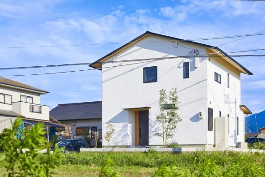 目の前にはいつも緑が広がる住むほどに良さを実感できる家｜棟生工務店