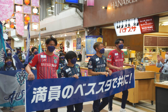 【Fuku Spo REPORT!!】アビスパ福岡の選手が新天町に⁉ 商店街での練り歩きキャンペーンが実施されました⚽