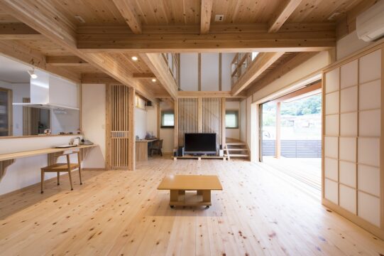 縁側までつながる大空間LDKA開放的な吹き抜けのある「木の家」｜サン建築工房（北九州市）