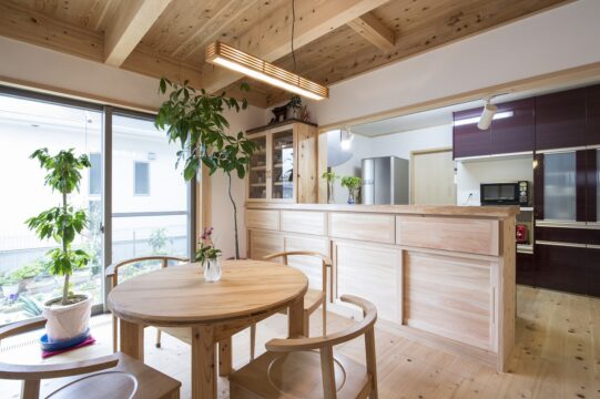まるで森の中！天然木の香りが漂う、大きな吹き抜けのある自慢のわが家｜サン建築工房（北九州市）