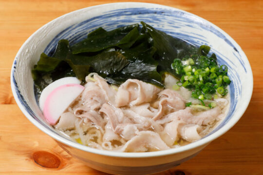 【福岡麺本2022 】ダシの風味を活かした 名物“豚肉うどん”　『うどん 繊月』