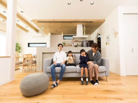 無垢の木＋白ベースのかっこかわいい家｜栗原建設