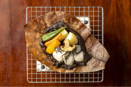 【ふくおか地魚バトルⅡ】旬のカキを朴葉の上で炙りながら味噌と絡めて召し上がれ『季節料理 とこしゑ田中』