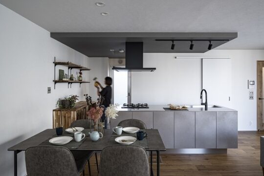 中古マンションなのに、平屋のように暮らす。開放感＆素材感で『魅せる』マンションリノベ事例｜株式会社プロシードデザイン
