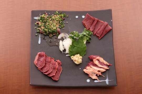 【久留米市】全国から馬肉好きが集う馬肉専門店『つる屋』で新鮮生肉馬刺しを！
