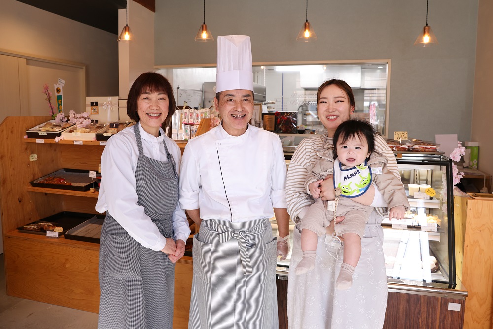 左から奥様の葉弥美さん、平田さん、娘の明日香さん、孫の守優くん