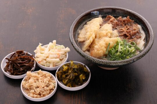 【大刀洗町】大刀洗町民に愛されて４０年 無料のお惣菜サービスが嬉しい『あずみうどん 大刀洗本店』
