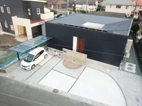 まるで要塞のような造りでロの字型の平屋の家｜TOMORROW HOUSE 株式会社 トゥモローハウス