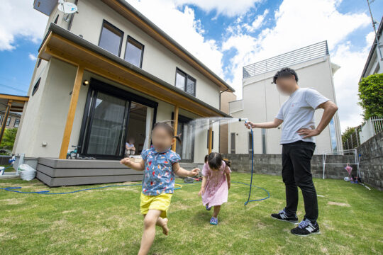 自然素材を使った20帖の明るい縦長リビング！「OM-X」で快適な暮らし。｜サン建築工房（北九州市）