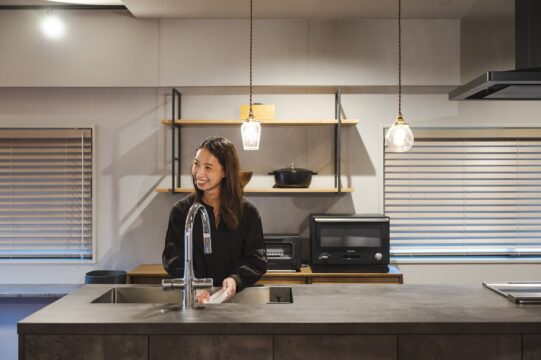 キッチンを主役にした大人テイストな家｜株式会社 はぴりの