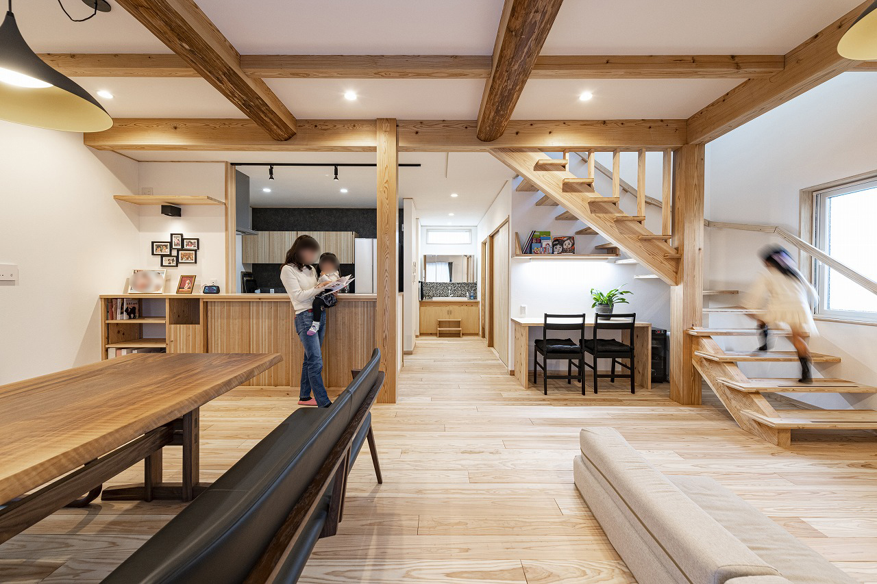 1階を生活の中心に、あらわし梁の職人技が光る木の家｜サン建築工房