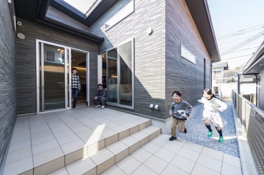 どこにいても快適な43坪のコの字型の平屋｜『toyo style』株式会社東洋建設