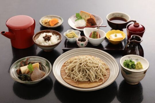 【東峰村】旧旅館の大広間で味わう喉越し良き外一(といち)蕎麦『手打ち蕎麦 京や』
