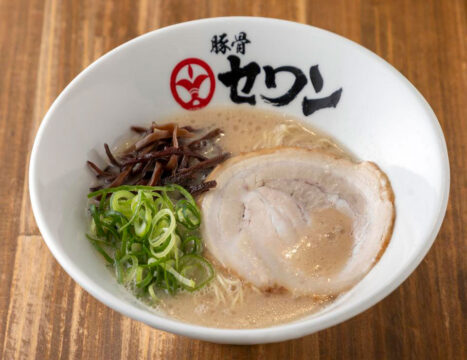 【福岡麺本2023-vol.12 】天神で勝ち抜く豚骨は “日常”と“特別感”の バランスが見事『豚骨セワン』