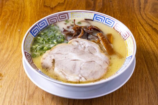 【福岡麺本2023-vol.12 】進化し続ける老舗の味 大島の名物ラーメン！『大島ラーメン あづまや』