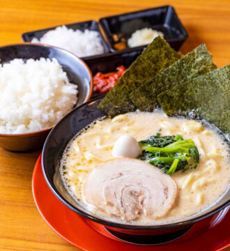 【福岡麺本2023-vol.12 】ついリピートしたくなる “博多発”家系ラーメン『横浜家系ラーメン 角蔵家』