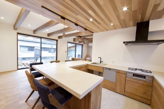 【古川建築 株式会社】使い勝手の良さに大満足！オリジナルのコの字型造作キッチン