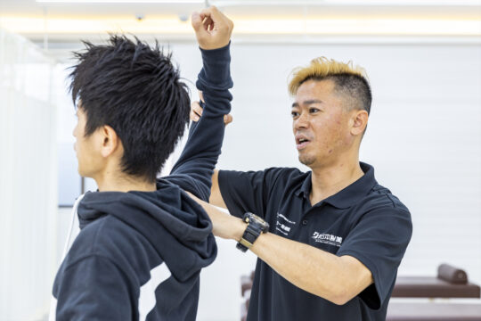 【福岡の頼れるお医者さん2023】日本人唯一MLB両リーグ優勝を経験したトレーナーが在籍するオスカー整骨院
