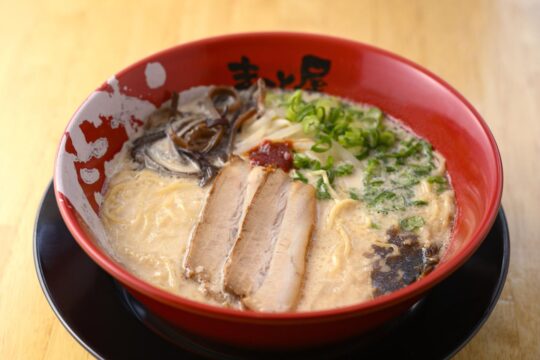 【福岡麺本2023-vol.12 】まろやか＆クリーミーな牛骨醤油スープ！『ラーメン　まこと屋　八幡陣原店』