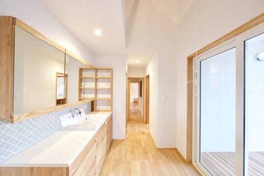 【古川建築 株式会社】テラスへの隣接性が魅力的な造作洗面台