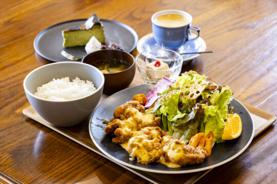 【九州三菱自動車】（Car Life vol. 101）定食からカフェメニューまで揃う知る人ぞ知る隠れ家的アンティークカフェ