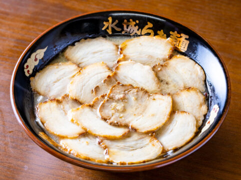 【福岡麺本2023-vol.12 】呼び戻しスープの深いコク 先代からの味を伝える一杯『水城らあ麺』