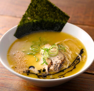 【福岡麺本2023-vol.12 】金色の神麺！常識を超えた濃厚鶏白湯『ほったて小屋』