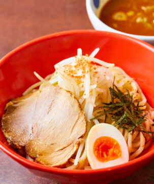 【福岡麺本2023-vol.12 】老舗のそば出汁を柱に独自のつけ麺で勝負『博多つけ麺 御〇屋 博多駅店』