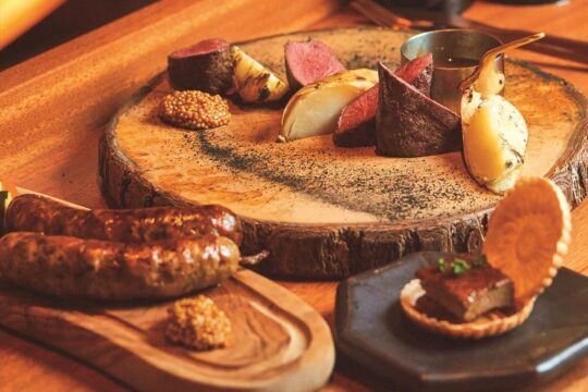 渡辺通りの路地に雰囲気バツグンの炭火焼き&燻製の店『Roddi（ロッヂ）』