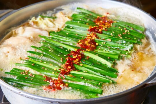 肉専門誌【福岡肉本2023】鮮・味・彩の三拍子 唯一無二の京風もつ鍋『京風もつ鍋　越後屋』